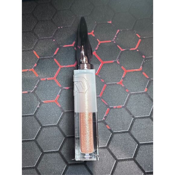 Urban Decay 24/7 Glaze-On Shimmer Liquid Eyeshadow Color: Sugar Twist - rose gol - Picture 3 of 5